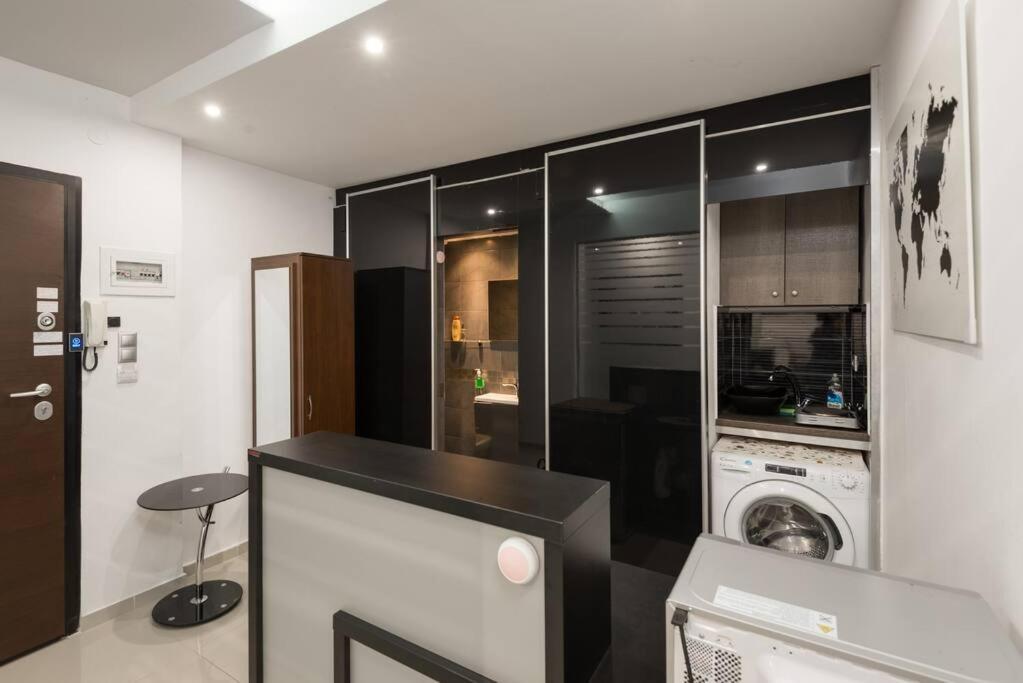 Modern Office Apartment.Wifi,2A/C,Luxury Fur/Tures Szaloniki Kültér fotó